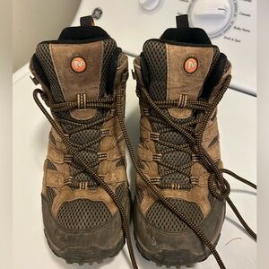 Men’s Merrell hiking boot. size 9.
